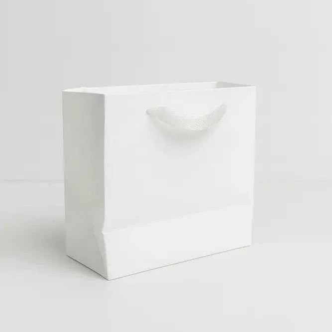 שקית קרטון לבנה +ידית ריבס 20X18+10