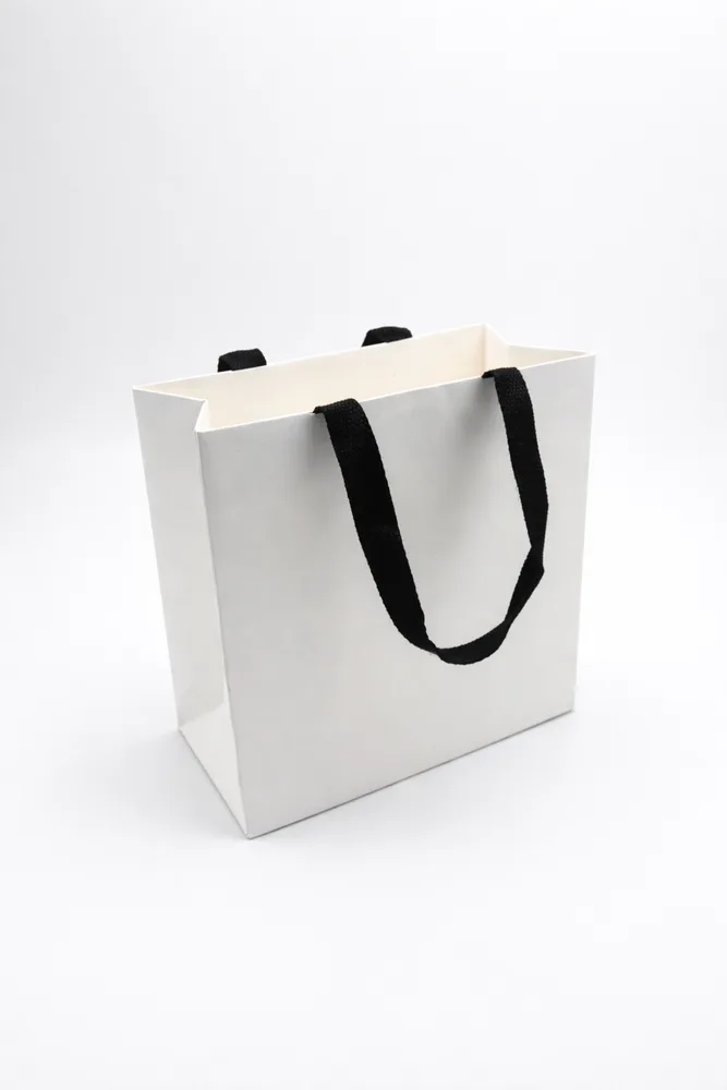 שקית קרטון לבן + ידית ריבס שחורה 23X23+10