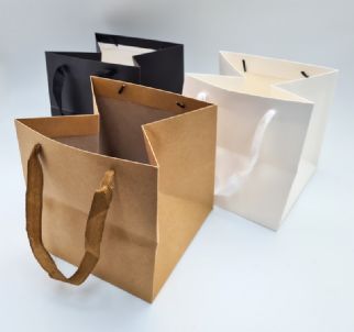 שקית קרטון תחתית רחבה+ידית ריבס 20X20X20