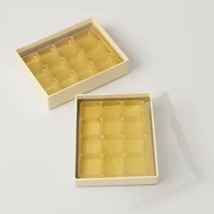 קופסת פרלינים מחולקת ל-12 עם מכסה שקוף- שמנת